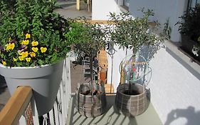 #1Gemuetliches Ruhiges Sonniges Balkonzimmer Mit Gemeinschaftsbad W-Lan Airport Nah Late Night Check In Haus Nr 9,5